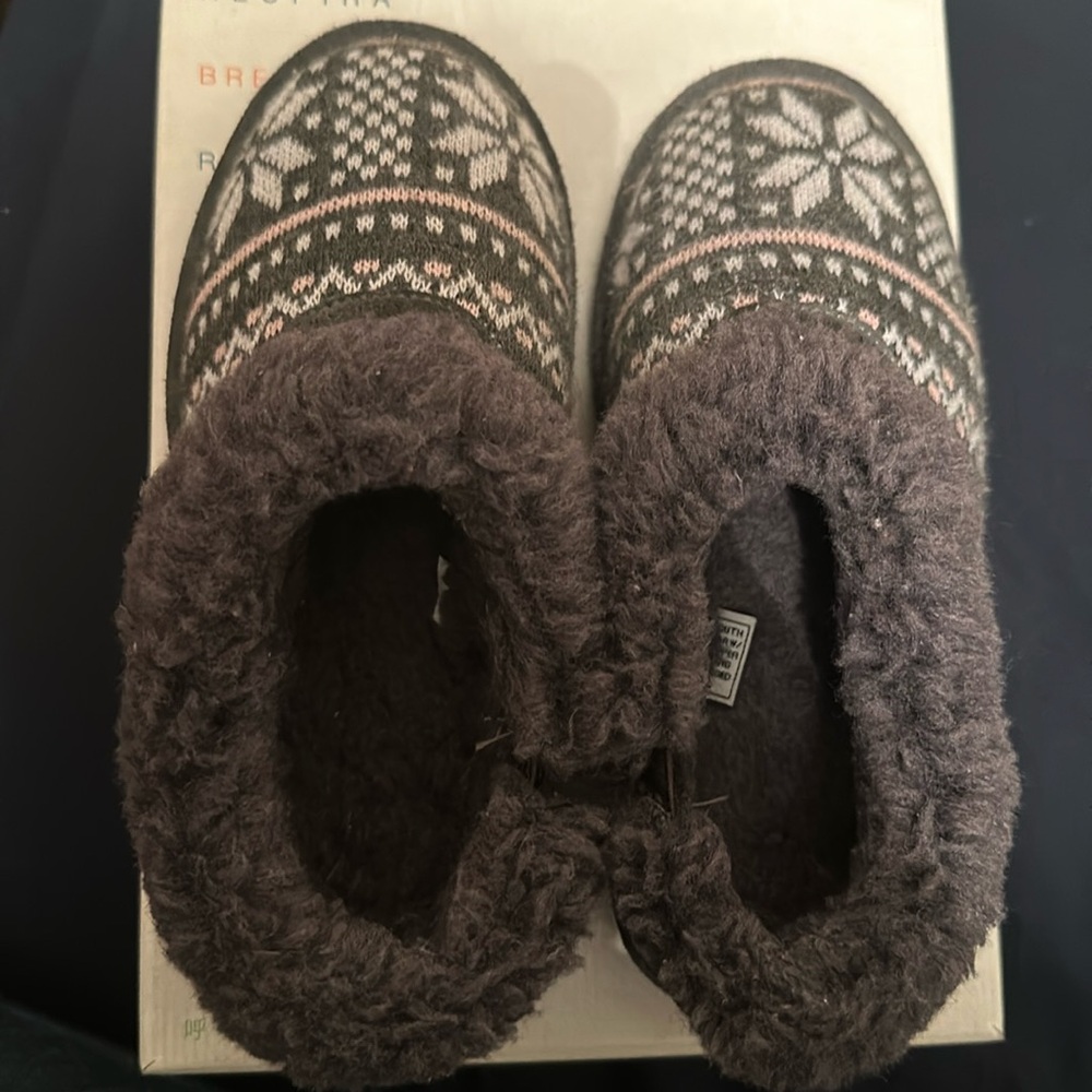BearPaw Slippers in Gray. Size 2.